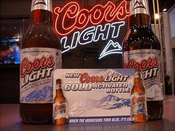 Botella de cerveza Coors Light con tinta termocrómica