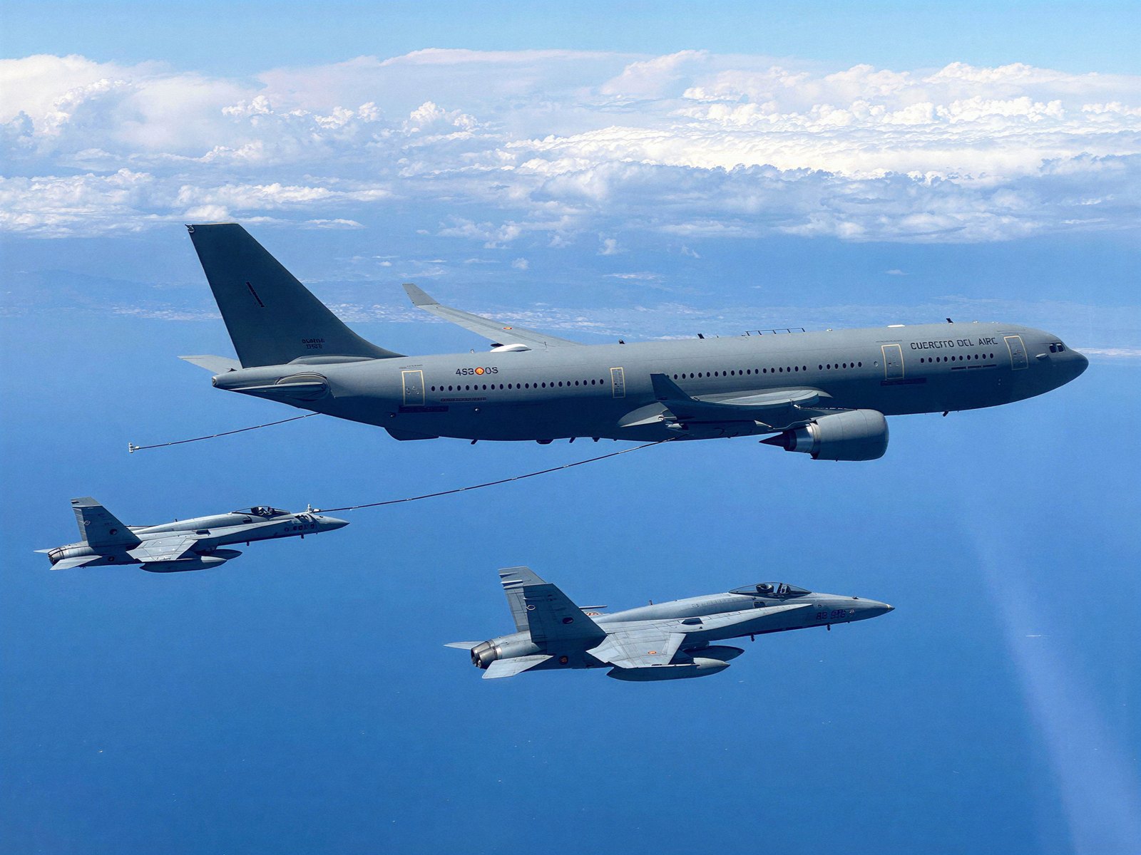 Airbus A330 MRTT a reabastecer dois caças F-18
