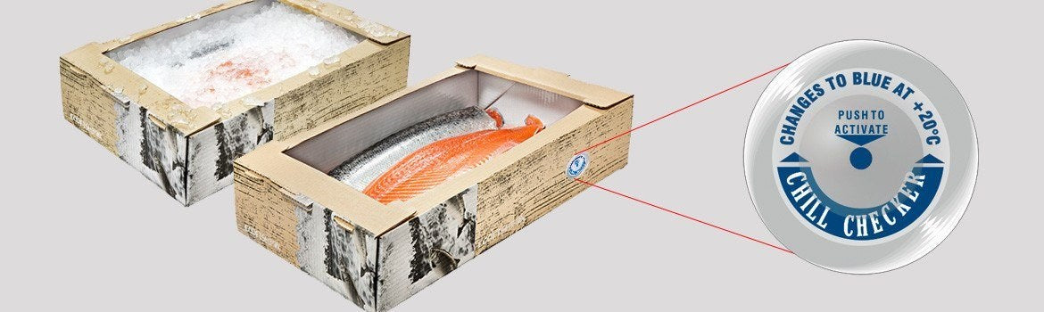 Cajas de pescado fresco en hielo con un indicador de frío Chill Checker adherido, para el control de la cadena del frío en transporte refrigerado.